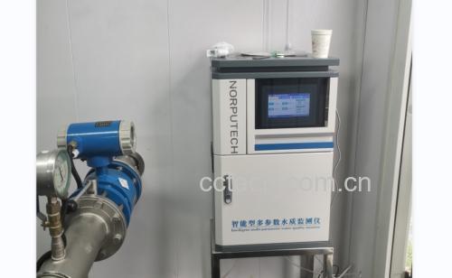 扫描电镜4000×放大图像对比:左侧60℃纯净水处理组显示细胞壁可控疏松与花青素均匀胞外扩散;右侧90℃自来水处理组呈现不可逆细胞结构坍塌、花青素热聚合沉淀及氧化变色区域,直观印证温度与水质的双重影响机制 显微镜下对比图:左为60℃纯净水冲泡后黑枸杞果皮细胞壁轻微膨胀、花青素颗粒均匀弥散;右为90℃自来水冲泡后细胞壁破裂碳化、花青素团聚沉淀并出现褐色氧化斑