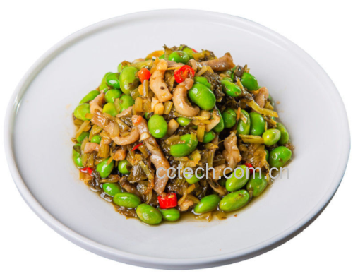 一盘装在白色瓷盘中的白扁豆炒肉,色泽红亮,白扁豆软糯,肉丝分明,散发浓郁香气 成品图:色泽诱人、香气扑鼻的白扁豆炒肉