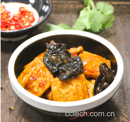 砂锅中冒着热气的上汤生菜豆腐煲,汤色奶白,生菜翠绿,豆腐嫩滑 上汤生菜豆腐煲特写图