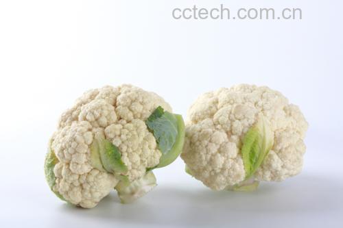 左右分屏对比:左图为2分30秒菜花(花梗截面微透、花蕾紧实);右图为3分钟成品(整体洁白光亮、无黄边,漏勺沥水状态清晰);背景可见计时器显示3:00 菜花焯水3分钟实时状态对比图