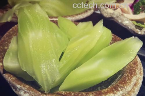 色泽翠绿、酱汁包裹、撒有芝麻和葱花的凉拌莴苣成品图 成品图:凉拌莴苣装盘点缀