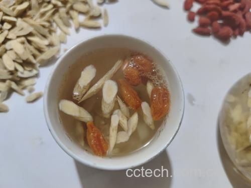 图片说明:展示人参与枸杞、黄芪、麦冬等常见中药材的搭配方式,体现不同养生组合 人参养生搭配示意图