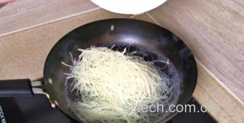 炒制土豆丝过程