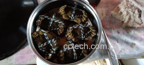 正在蒸制中的帝王蟹壳蒸蛋,蒸汽缭绕,蛋液逐渐凝固 帝王蟹壳蒸蛋蒸制过程