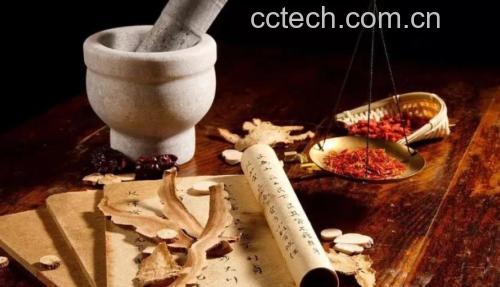 中药师正在调配包含黄芩、黄连、栀子等药材的传统中药方剂,背景为木质药柜,桌上摆放研钵与戥秤,展现传统中医药应用场景 黄芩与其他中药材搭配使用场景