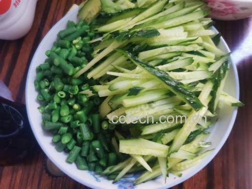 凉拌豆角黄瓜成品图,色泽翠绿,香气扑鼻 凉拌豆角黄瓜成品图