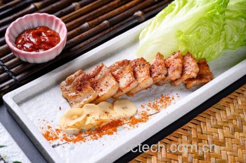 烤肉搭配罗马生菜卷,内含蒜片、辣酱,口感丰富,层次分明 烤肉搭配罗马生菜卷
