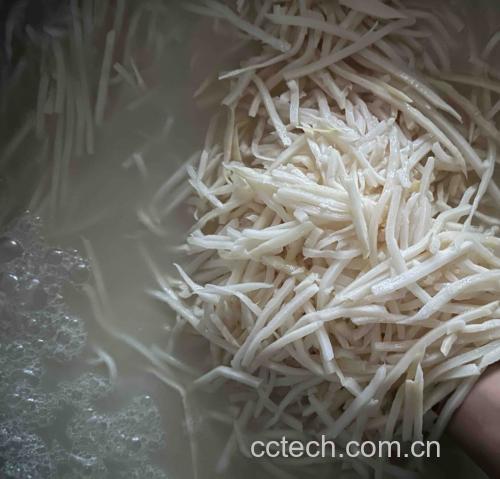 竹笋在沸水中焯水,去除涩味的过程 竹笋焯水过程