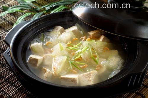 不锈钢锅中炖煮中的冬瓜豆腐汤,汤体清亮,食材完整,体现家庭烹饪场景 一锅正在炉灶上炖煮的冬瓜豆腐汤,汤色清澈,可见冬瓜片与豆腐块,蒸汽升腾