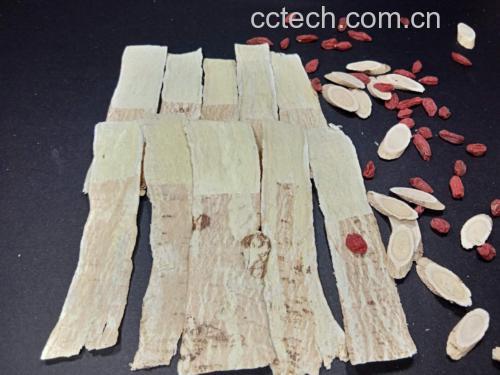 图片说明:左右两侧分别摆放着不同品质的黄芪与陈皮,左侧为优质武川黄芪与新会陈皮,右侧为普通产品,用于对比展示品质差异 优质黄芪与陈皮对比图