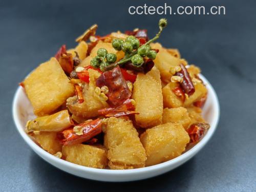 油锅中炸制狼牙土豆的过程,油温控制是关键,复炸让口感更酥脆 炸制狼牙土豆过程图