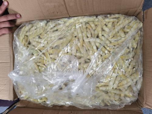 展示豆角装入保鲜盒并放入冰箱冷藏的步骤说明图 厨房中豆角储藏方式的示意图