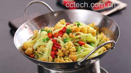 高清美食图:聚焦刚出锅的清炒菜花成品,强调花球形态完整、色泽洁白油亮、蒜末辣椒分布自然,右下角露出燃气灶蓝色旺火,传递‘大火快炒’核心信息 清炒菜花出锅特写:雪白花球整齐铺满瓷盘,表面油润反光,点缀金黄蒜末与红艳辣椒段,背景虚化显示燃气灶蓝色火苗