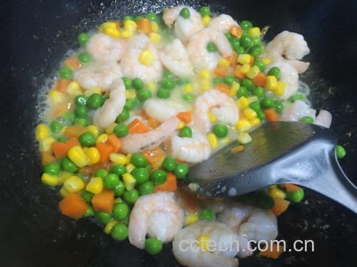 豌豆炒虾仁配菜图,展现豌豆在中式烹饪中的健康搭配方式 豌豆菜肴搭配图