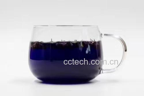 一个透明玻璃杯中泡着枸杞和茶叶,旁边放着几颗干枸杞和一杯清水,展示如何正确冲泡枸杞茶 枸杞泡茶示意图