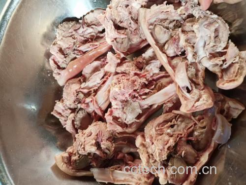 炖锅中猪头肉与鸡蛋正在慢火炖煮,汤色清澈,香气四溢 炖煮过程图