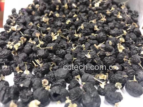 展示干黑枸杞与白酒混合泡制的过程,背景干净,光线柔和 干黑枸杞泡酒过程