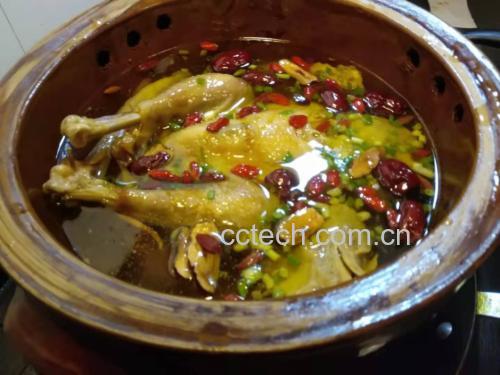 展示肉苁蓉与枸杞炖汤的制作过程,锅中热气腾腾,枸杞与肉苁蓉清晰可见 肉苁蓉与枸杞炖汤的场景图