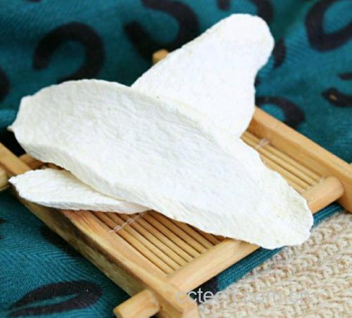 展示山药切片与木耳、胡萝卜等食材在锅中翻炒的场景 山药炒菜做法示意图