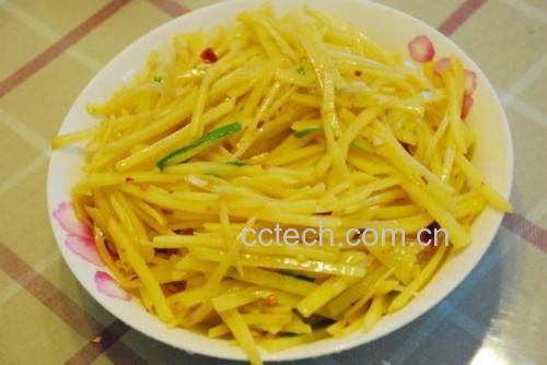 高清特写:专业灶台上的爆炒瞬间,铁锅内土豆丝均匀受热、无粘连、无焦边,蒸汽弥漫体现高温快炒工艺,突出‘锅气’与‘脆感’视觉符号 厨师手持长筷在铁锅中快速翻炒土豆丝,锅内白雾升腾(醋蒸汽),土豆丝根根分明呈半透明玉白色,锅边可见淋入的醋液反光,灶火呈明亮蓝色火焰