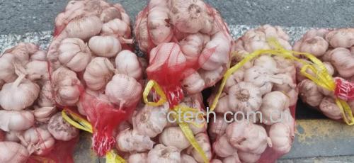 可乐鸡翅与土豆搭配的食材摆放图