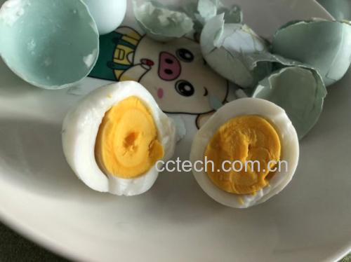 展示不同时间煮出来的鸡蛋状态,包括溏心、半熟和全熟 水煮鸡蛋的不同阶段