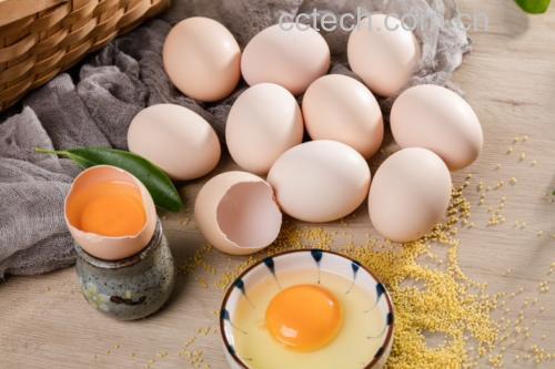 图片说明:一碗热豆浆与两个煮鸡蛋组成的早餐组合 鸡蛋与豆浆早餐组合