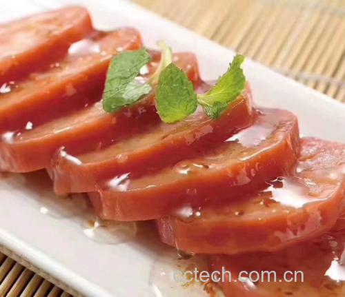 红薯豆浆成品图:金黄色调的红薯豆浆盛放在玻璃杯中,表面微微泛光,散发出香甜气息 红薯豆浆成品图