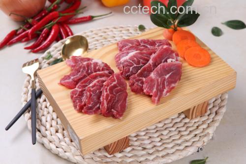 胡萝卜和西红柿食材摆盘图,展示新鲜胡萝卜和西红柿的原始形态,旁边摆放牛肉块和调料 胡萝卜和西红柿食材摆盘图