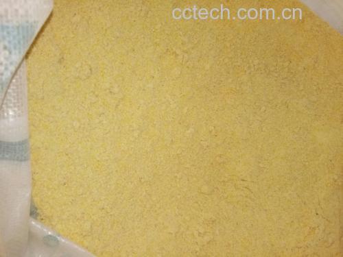 一位母亲正在为十一个月大的宝宝喂食玉米泥 十一个月宝宝进食玉米泥