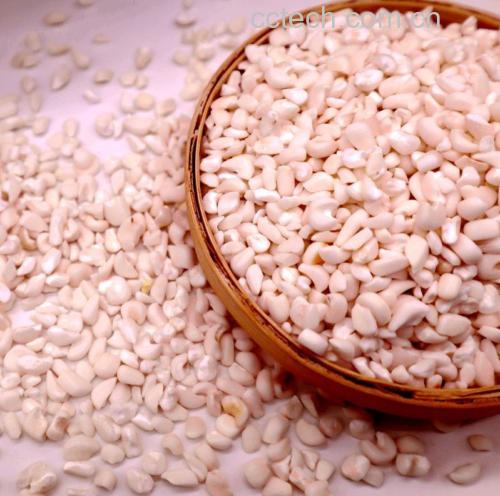 甜玉米在餐桌上