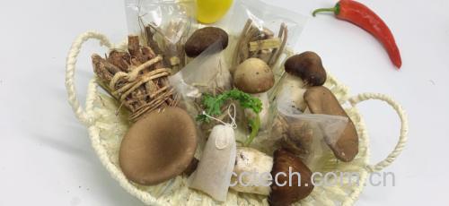 松花菜与泡发后的东北松蘑并列摆放于砧板上，旁边有蒜片、姜末、青红椒丝，整体光线自然，突出食材新鲜感