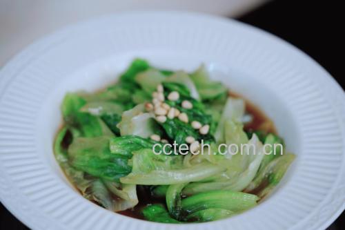 成品菜肴盛放在白色瓷盘中，背景为原木餐桌，旁边配有米饭和竹筷，整体构图温馨，突显家常美食氛围