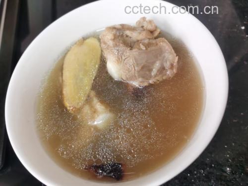 一碗热气腾腾的大骨炖玉米汤,汤色乳白,玉米鲜嫩,骨头酥软 大骨炖玉米成品图