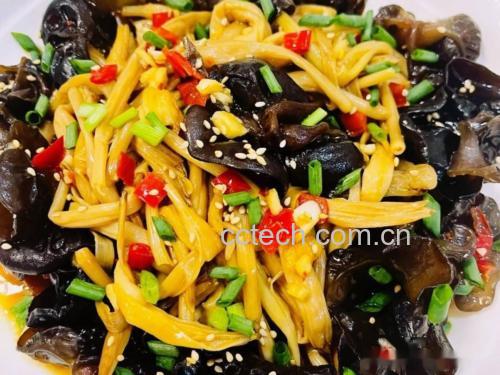 一碗精致的凉拌松花菜,花球呈乳白色,点缀红色小米辣圈、绿色香菜段,表面泛着香油光泽,旁边配有柠檬片和竹筷,呈现清新夏日风格 凉拌松花菜摆盘近景