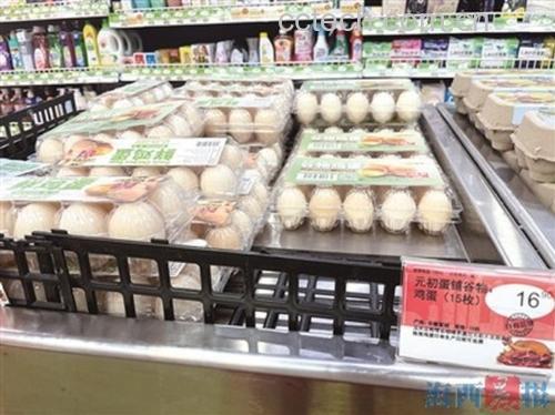 一组不同品类的鸡蛋整齐排列在超市冷藏货架上,背景有‘新鲜禽蛋’标识,部分包装印有营养成分表和生产日期 超市货架上摆放多种鸡蛋产品,包括普通鸡蛋、富硒蛋、有机蛋、土鸡蛋,标签清晰可见营养信息