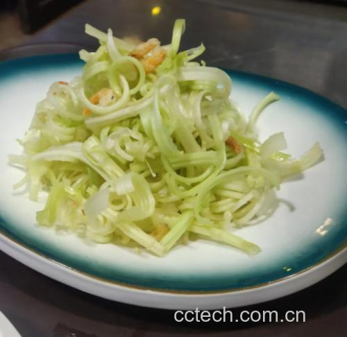 芹菜炒土豆丝装盘,色泽翠绿,香气扑鼻 芹菜炒土豆丝成品图