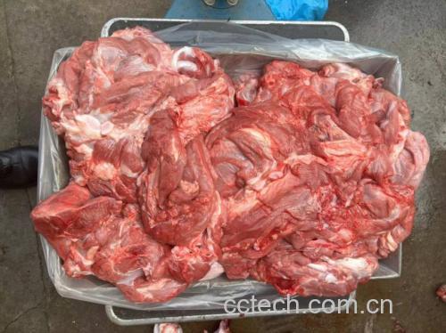 锅中正在翻炒牛肉,表面微微焦香,调料香气扑鼻 牛肉翻炒过程图