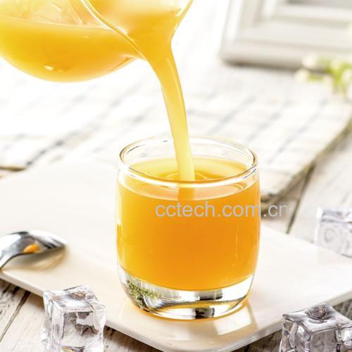 一杯粉红色渐变的西瓜西红柿混合果汁,液体清澈带有细微果肉颗粒,正从榨汁机缓缓倒入透明竖直玻璃杯中,背景虚化,突出饮品色泽与质感 西瓜西红柿混合果汁倒入透明玻璃杯特写