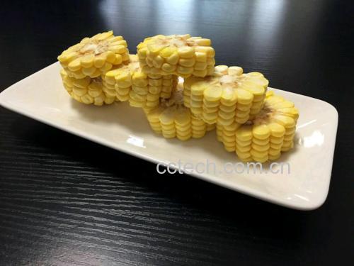 一张家庭风格餐桌场景,中央放置一个小瓷盘,内有半根去芯切段的熟糯玉米,旁边是一只小碗盛有半碗白米饭,搭配一双竹筷和一个青花碟装凉拌黄瓜,体现日常饮食替换的真实情境 家庭餐桌上摆放半根切段糯玉米与半碗米饭