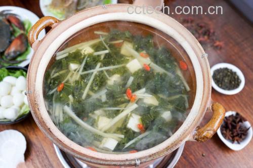 砂锅中盛满浓郁汤汁的松花菜土豆炖排骨,排骨酥烂脱骨,土豆软糯,松花菜微微泛黄吸满肉汁,表面浮着点点油光,旁边摆放木筷与米饭碗 松花菜土豆炖排骨特写