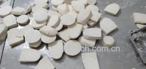 展示切好的荔浦芋头整齐摆放在案板上 荔浦芋头切块示意图