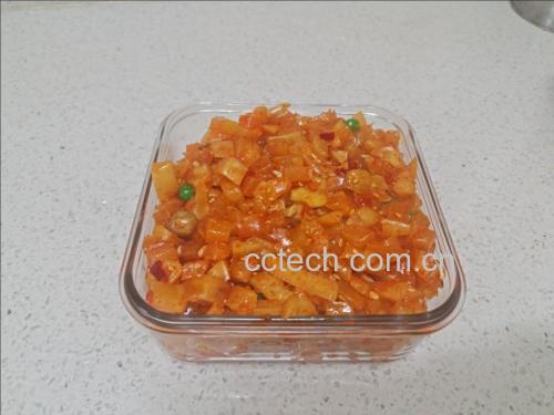 一盘色彩丰富、层次分明的八宝菠菜成品图,展现其精致摆盘和丰富配料 八宝菠菜成品展示