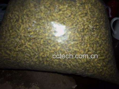 展示新鲜或干燥的石斛与西洋参并列摆放的高清图片 石斛与西洋参的对比图