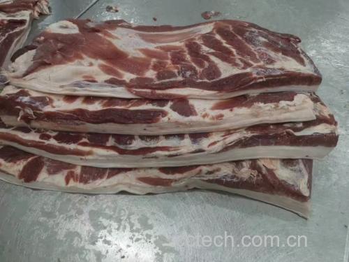 展示新鲜雪梨与瘦肉的搭配,背景为厨房操作台 瘦肉炖雪梨食材图