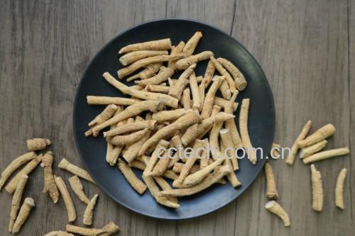 展示切片后的西洋参干货,整齐排列在竹盘中,背景为传统中药柜 西洋参加工成品展示