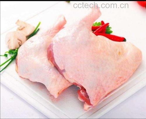 展示新鲜螺丝椒与鸡腿肉的摆盘图,背景为厨房操作台 新鲜螺丝椒与鸡腿肉摆盘图