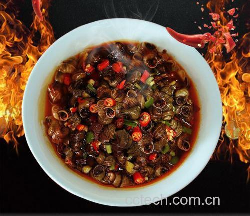 正在翻炒螺丝椒与鸡腿肉的画面,锅中热气腾腾,颜色鲜亮 螺丝椒与鸡腿肉翻炒过程图