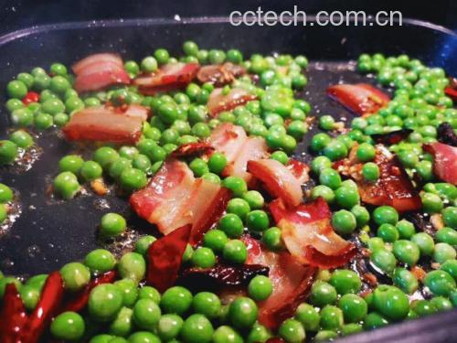 翻炒胡萝卜丁与青豆,为炒饭打好基础 肉松炒饭步骤图