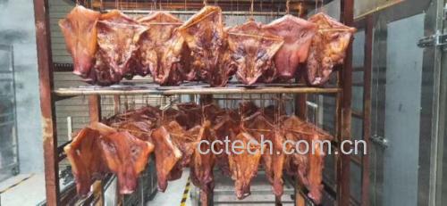 图示为肉末在碗中腌制,旁边摆放着调料瓶 肉末腌制过程